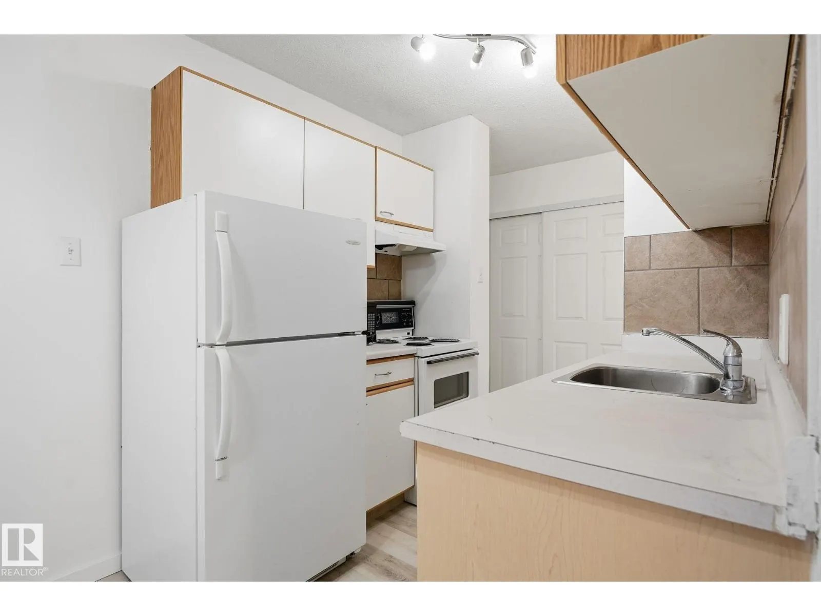 #205 9028 JASPER AV NW