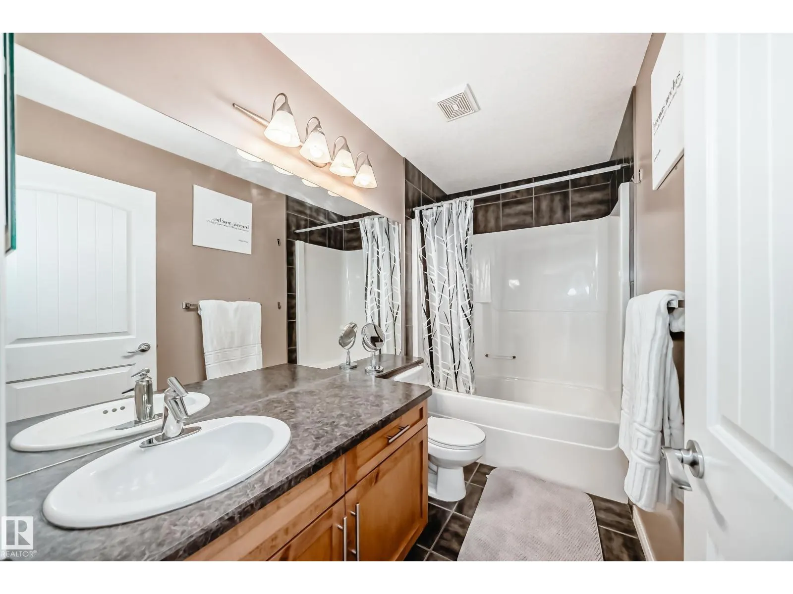 569 Stewart CR SW