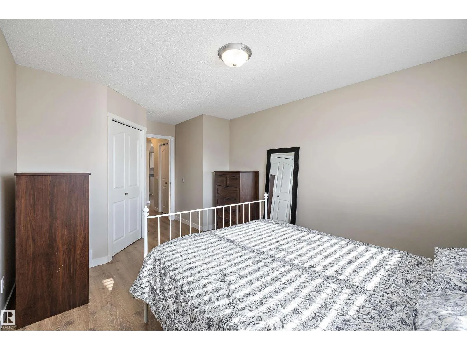 3019 33 AV NW