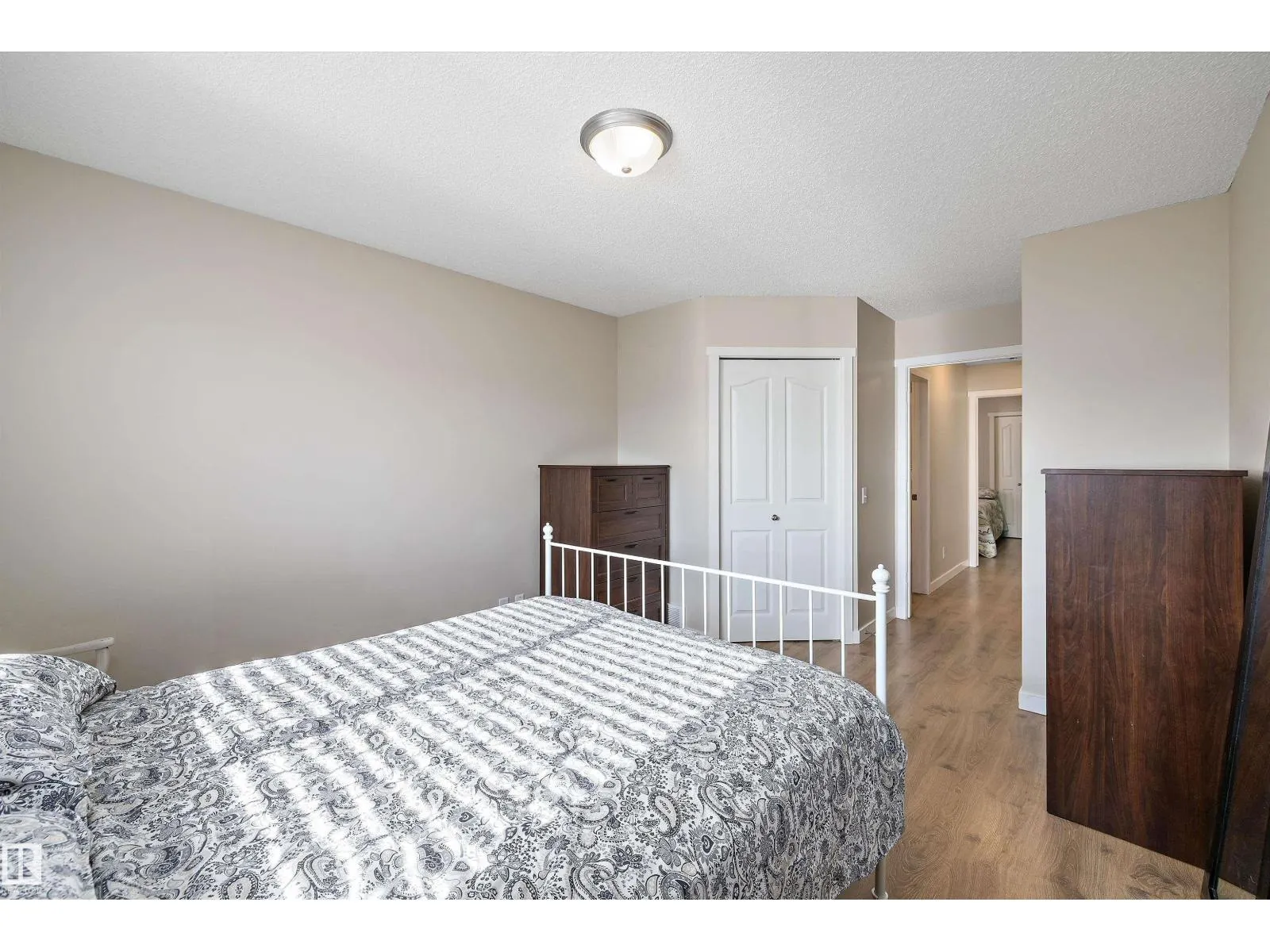 3019 33 AV NW
