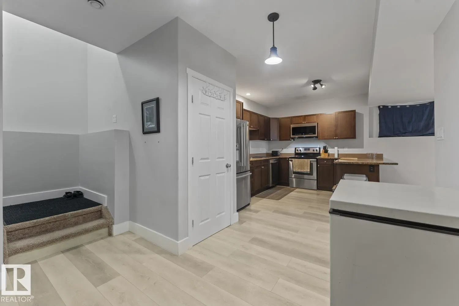 28 Falcon RD