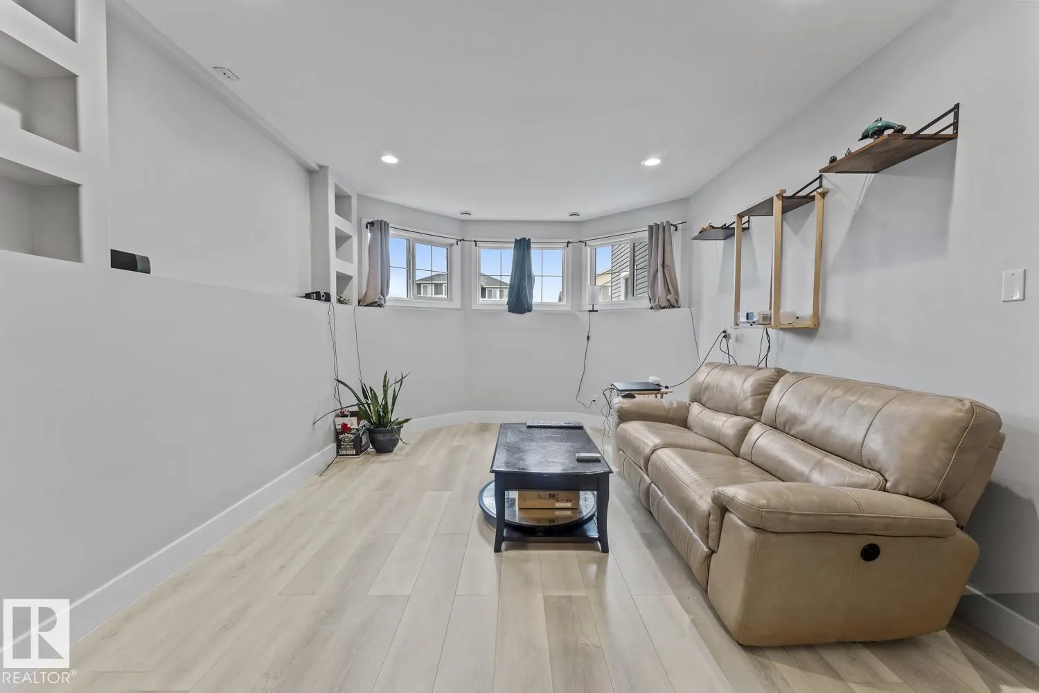 28 Falcon RD