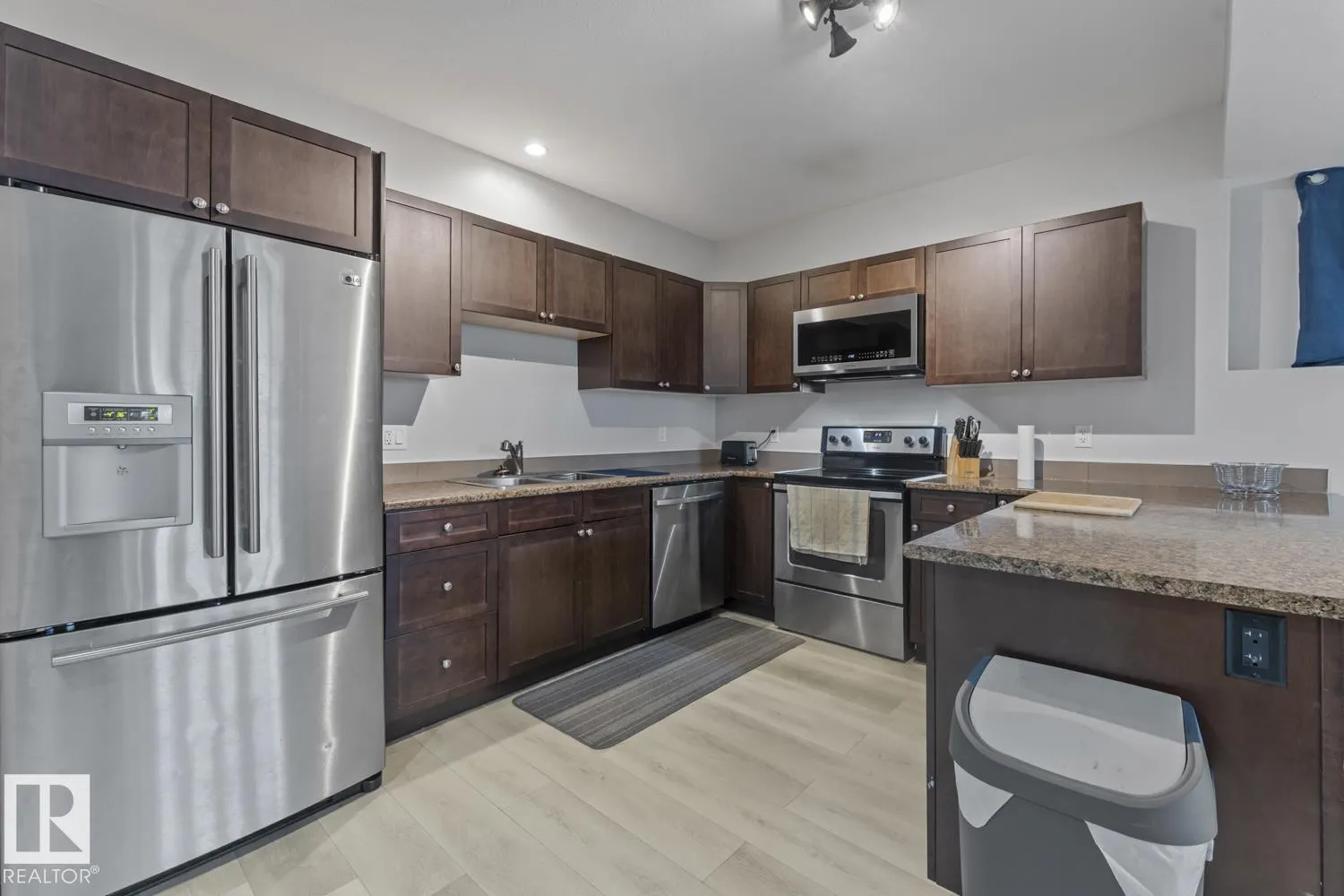 28 Falcon RD