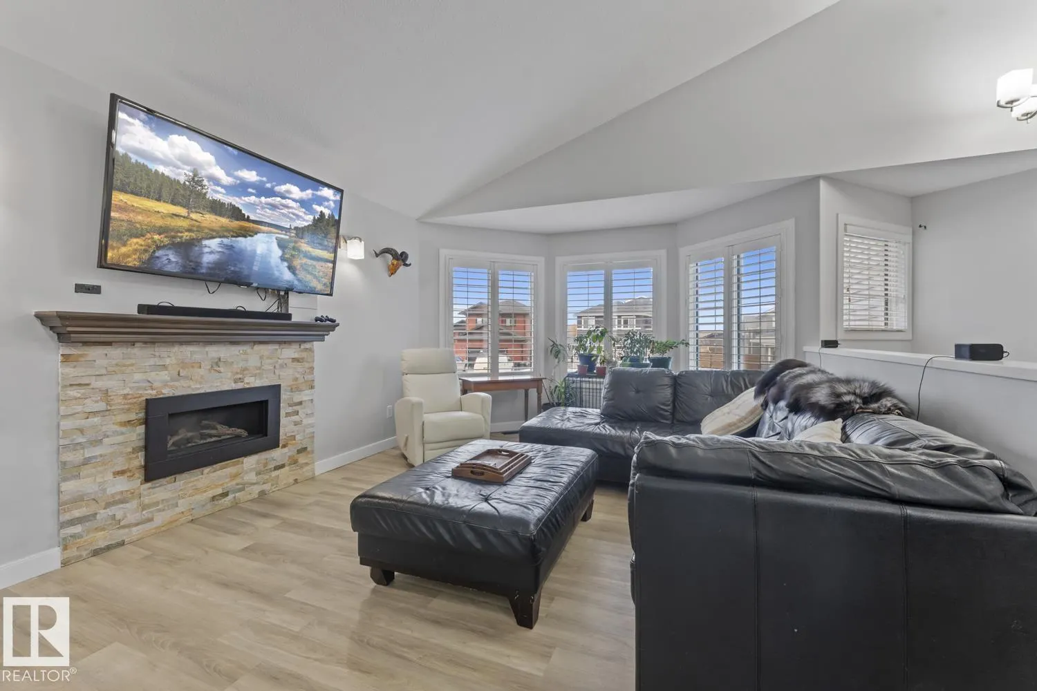 28 Falcon RD