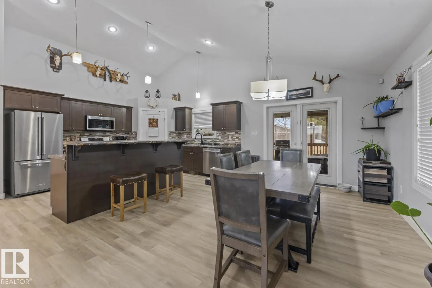 28 Falcon RD