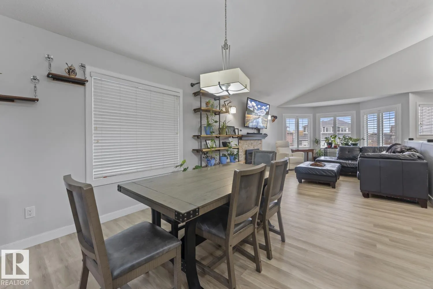 28 Falcon RD