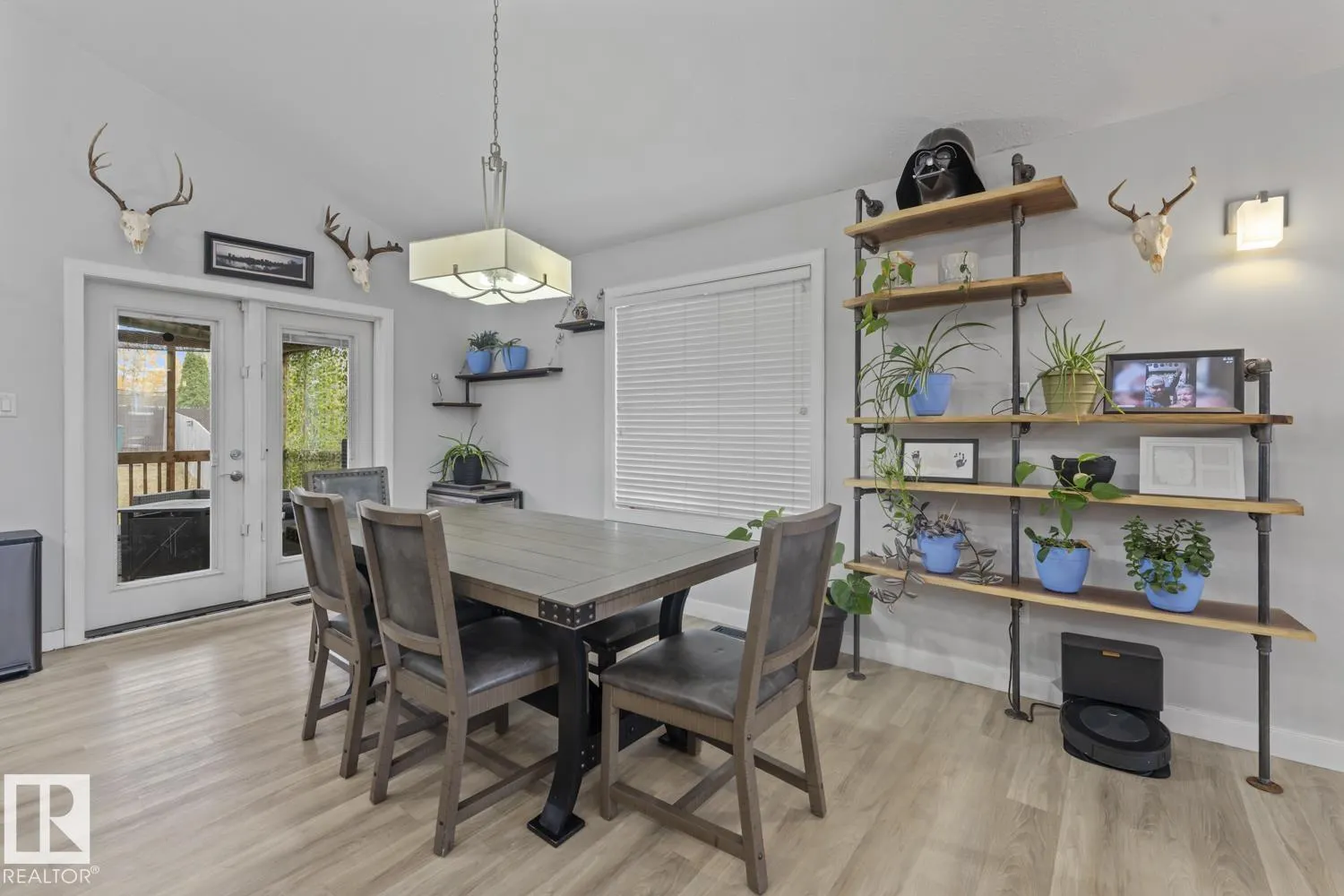 28 Falcon RD