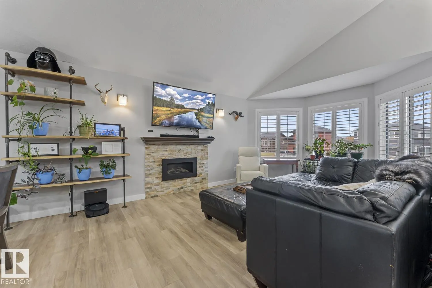 28 Falcon RD