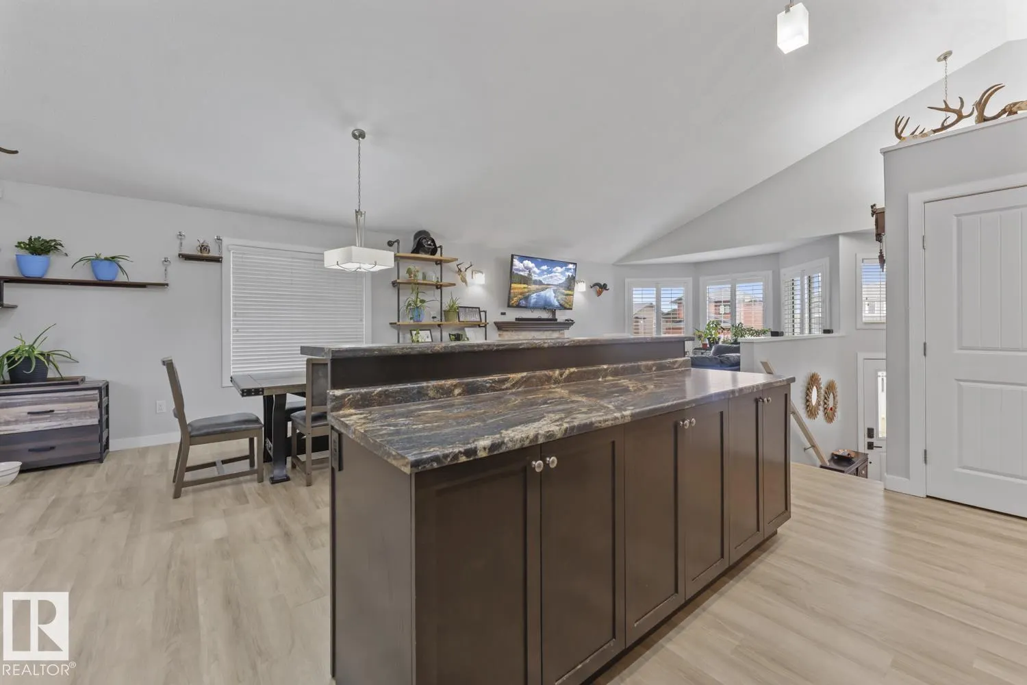 28 Falcon RD