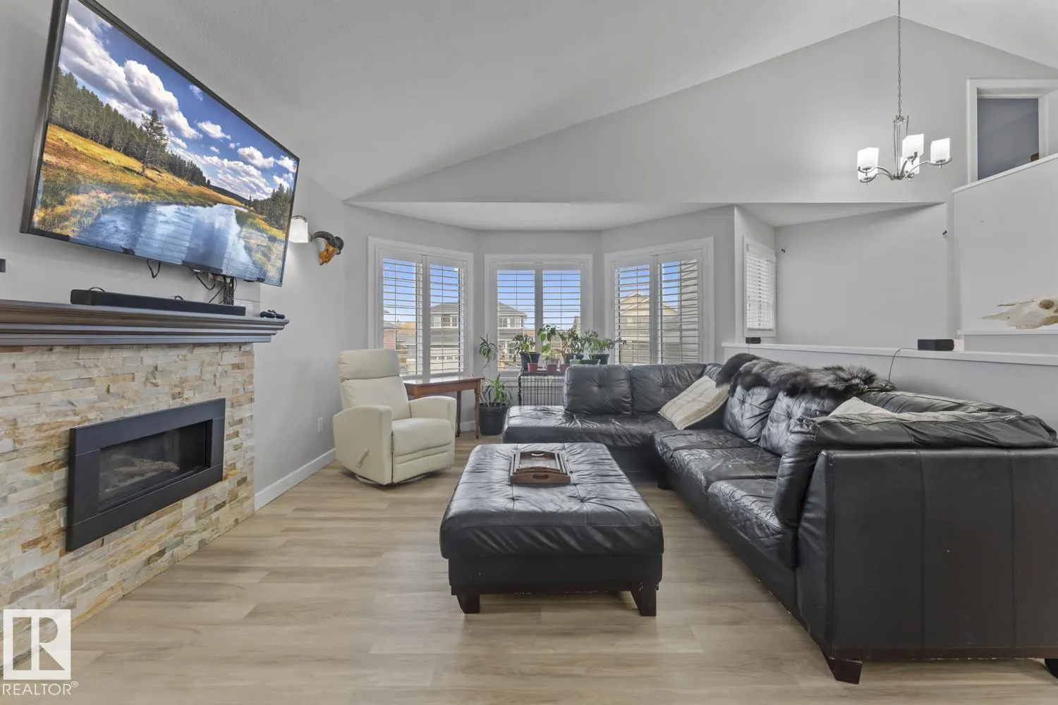 28 Falcon RD