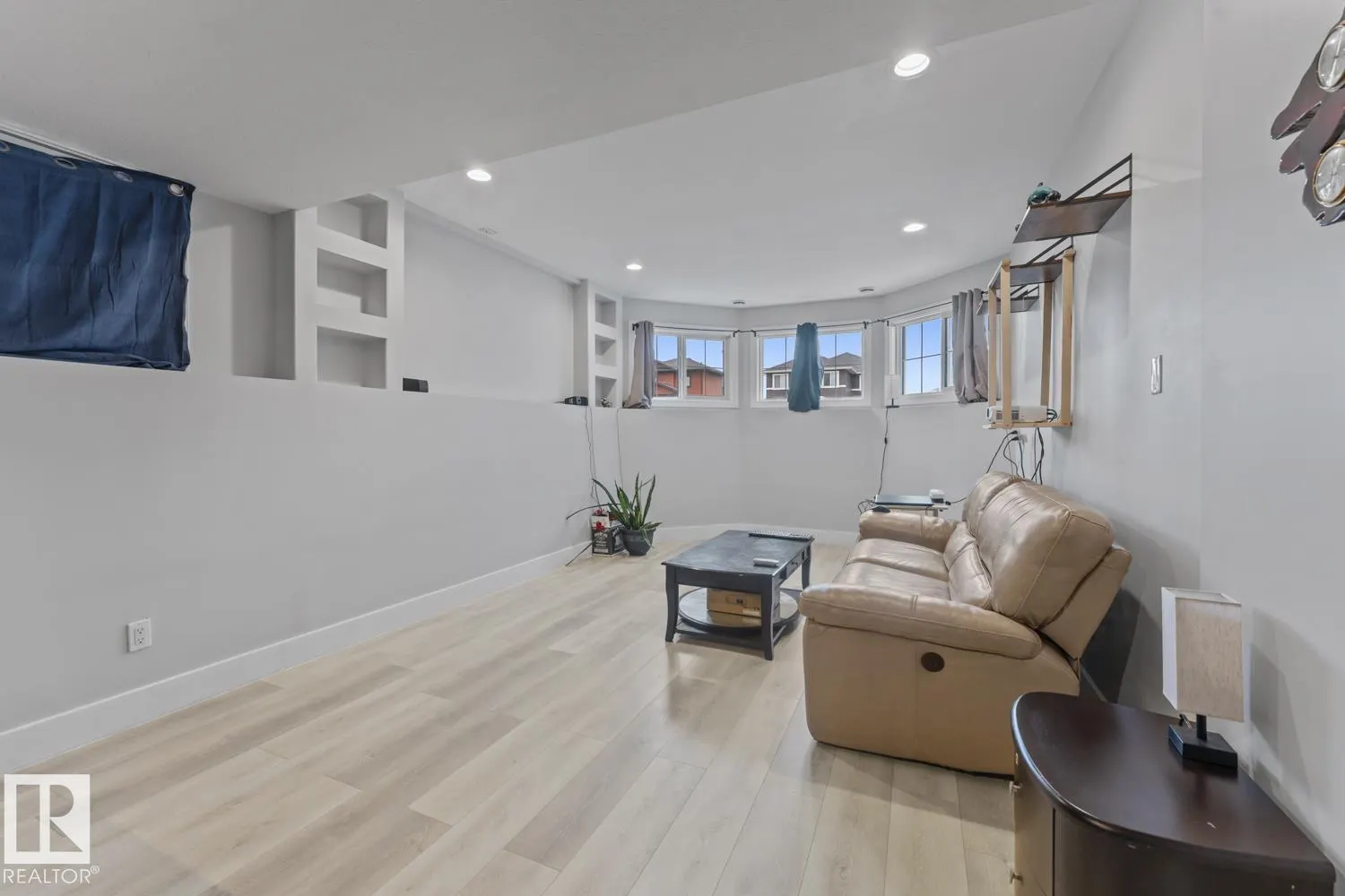 28 Falcon RD