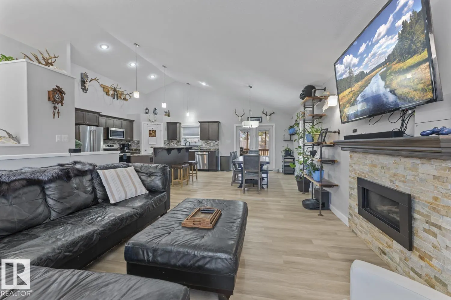 28 Falcon RD