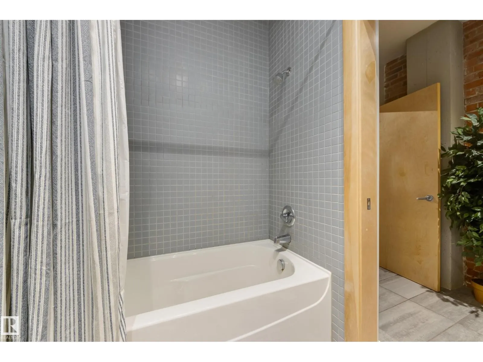 #104 10265 107 ST NW