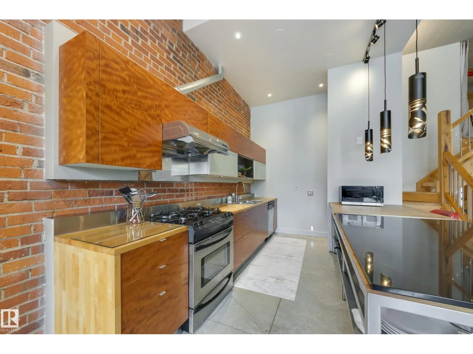 #104 10265 107 ST NW