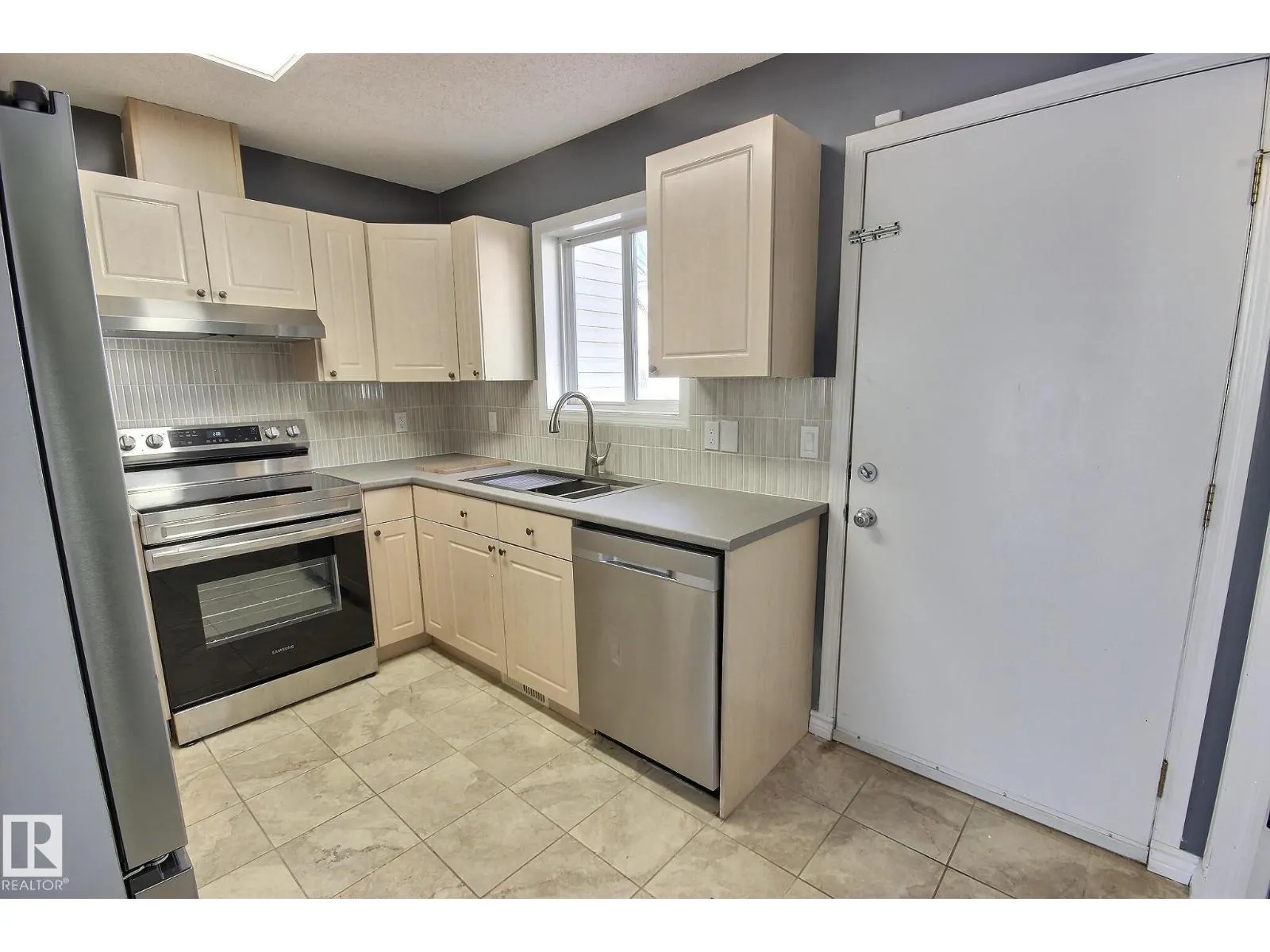 10520 108 AV NW