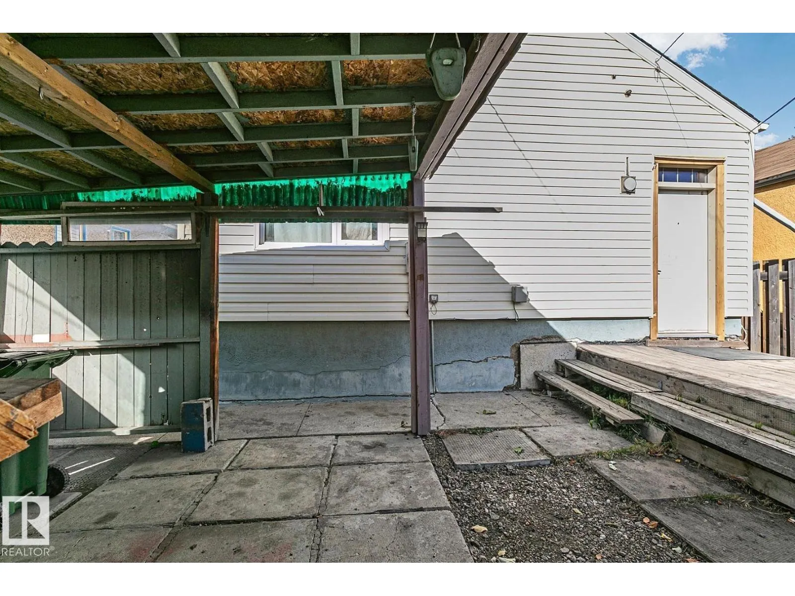 9221 110 AV NW