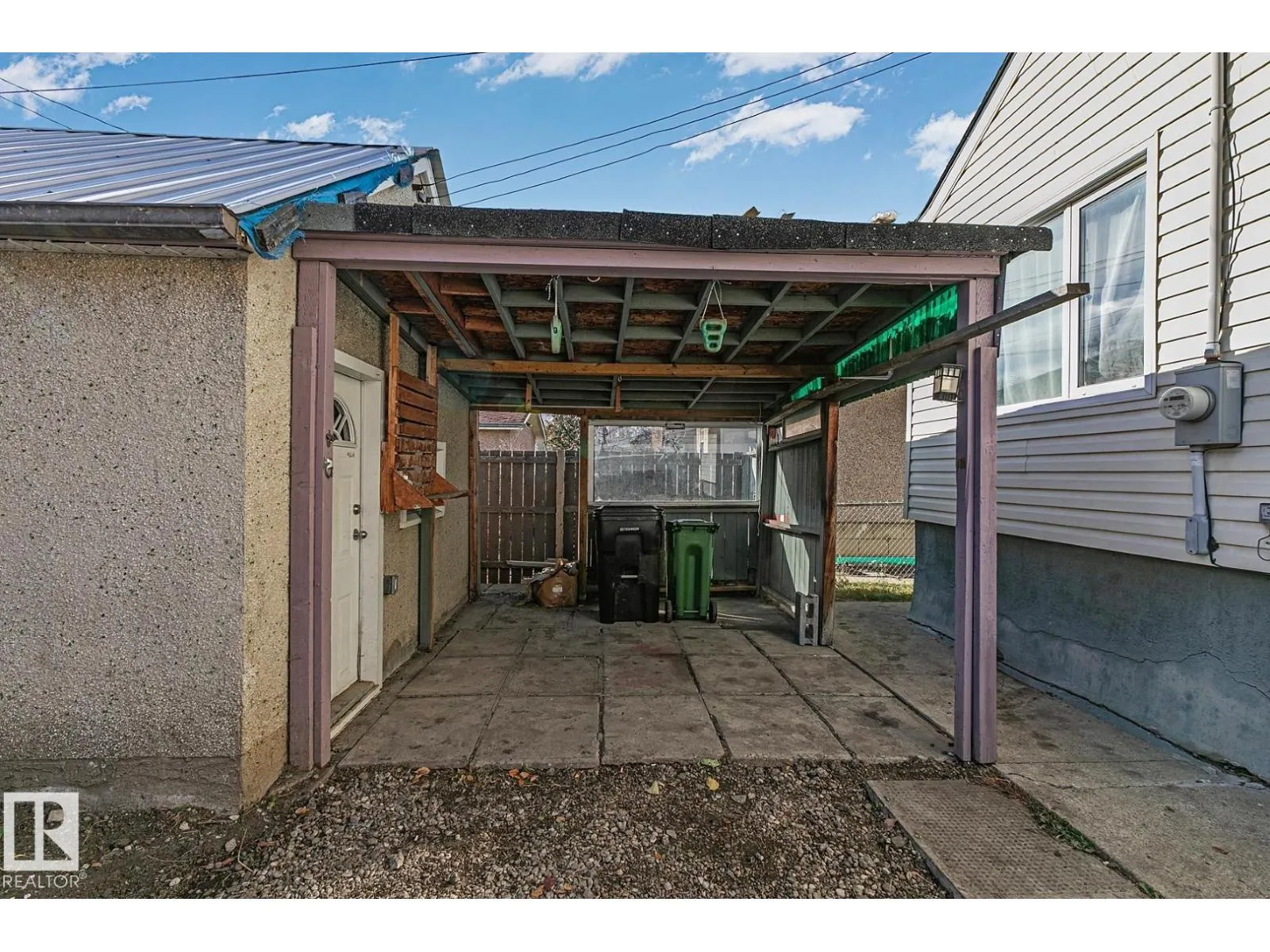 9221 110 AV NW