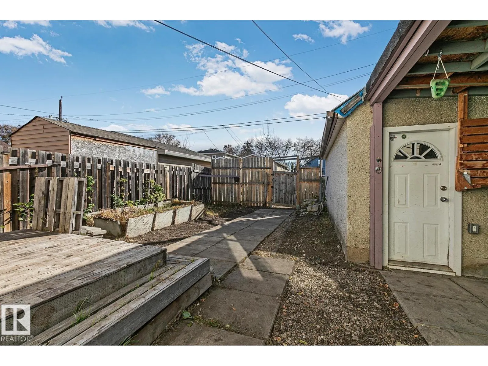 9221 110 AV NW