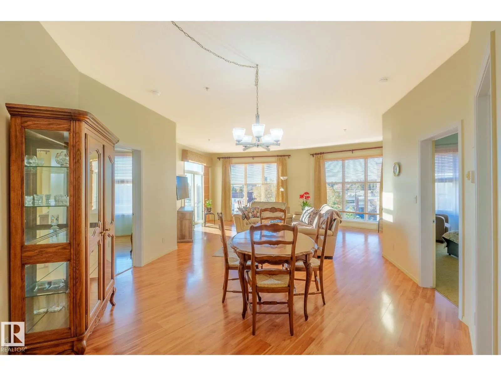 #449 4827 104A ST NW