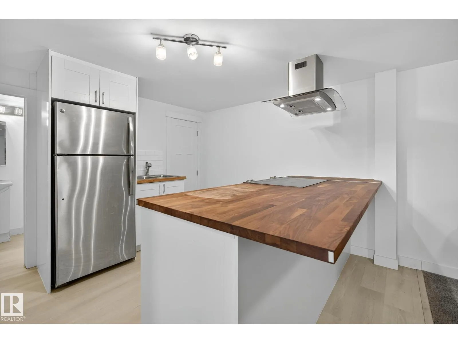 10915 67 AV NW