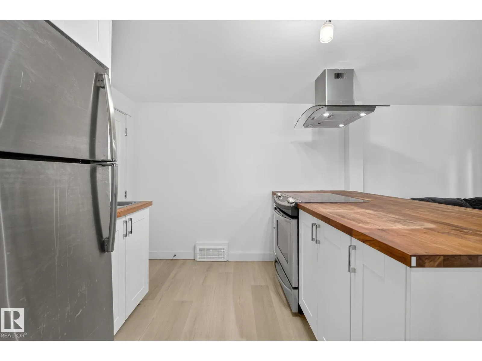 10915 67 AV NW
