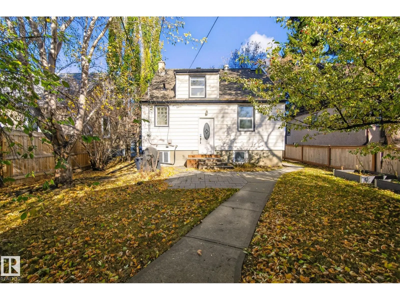 10915 67 AV NW