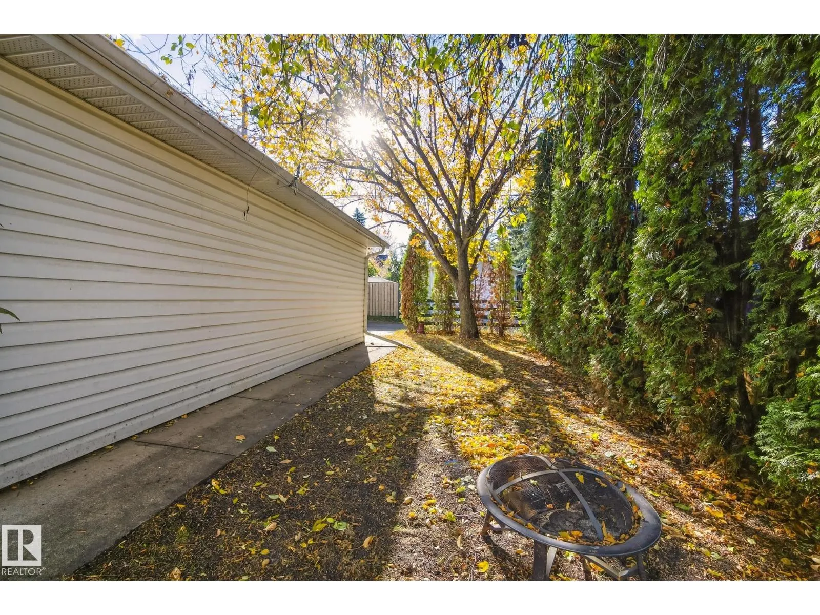 10915 67 AV NW