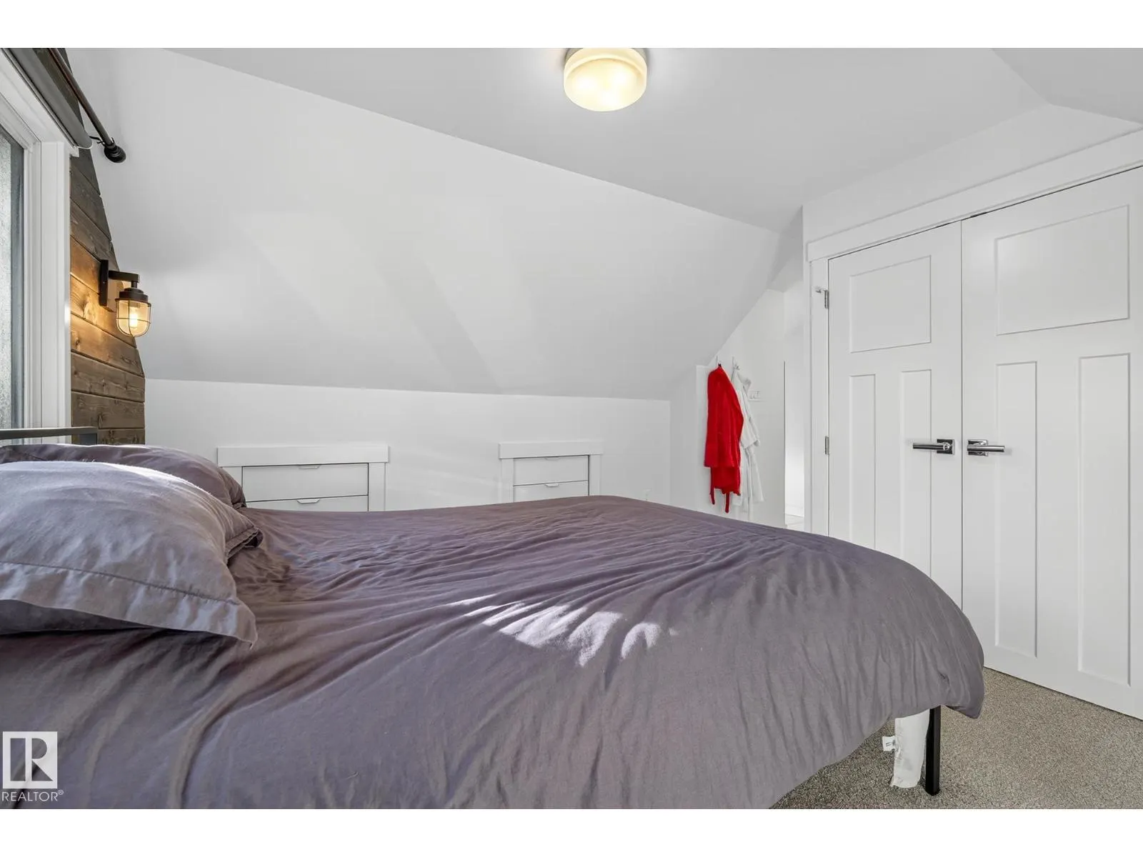 10915 67 AV NW