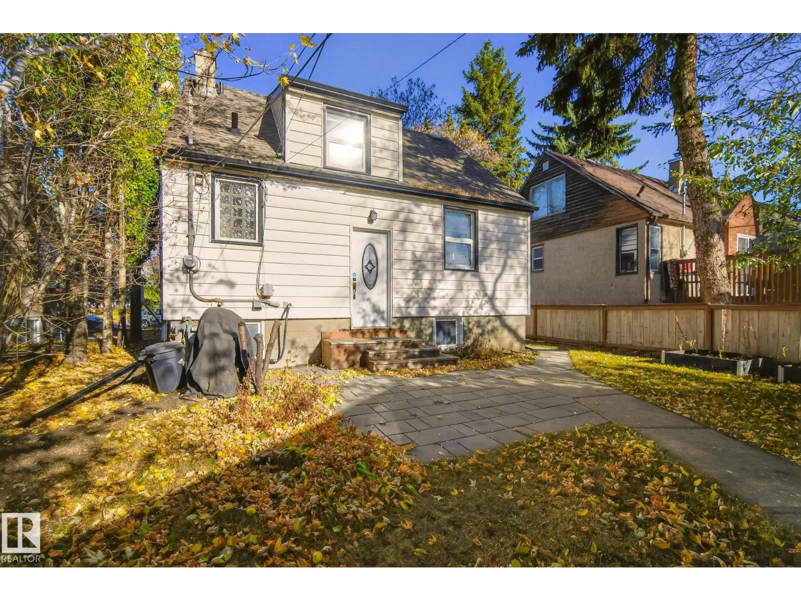 10915 67 AV NW