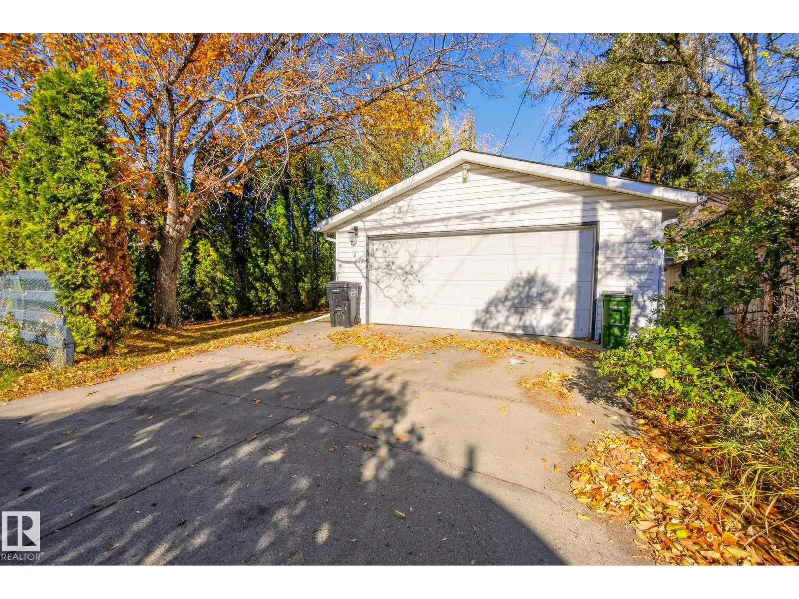 10915 67 AV NW