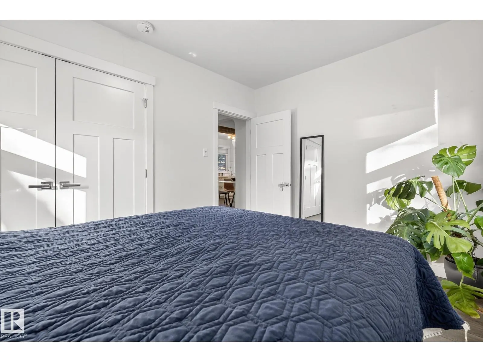 10915 67 AV NW