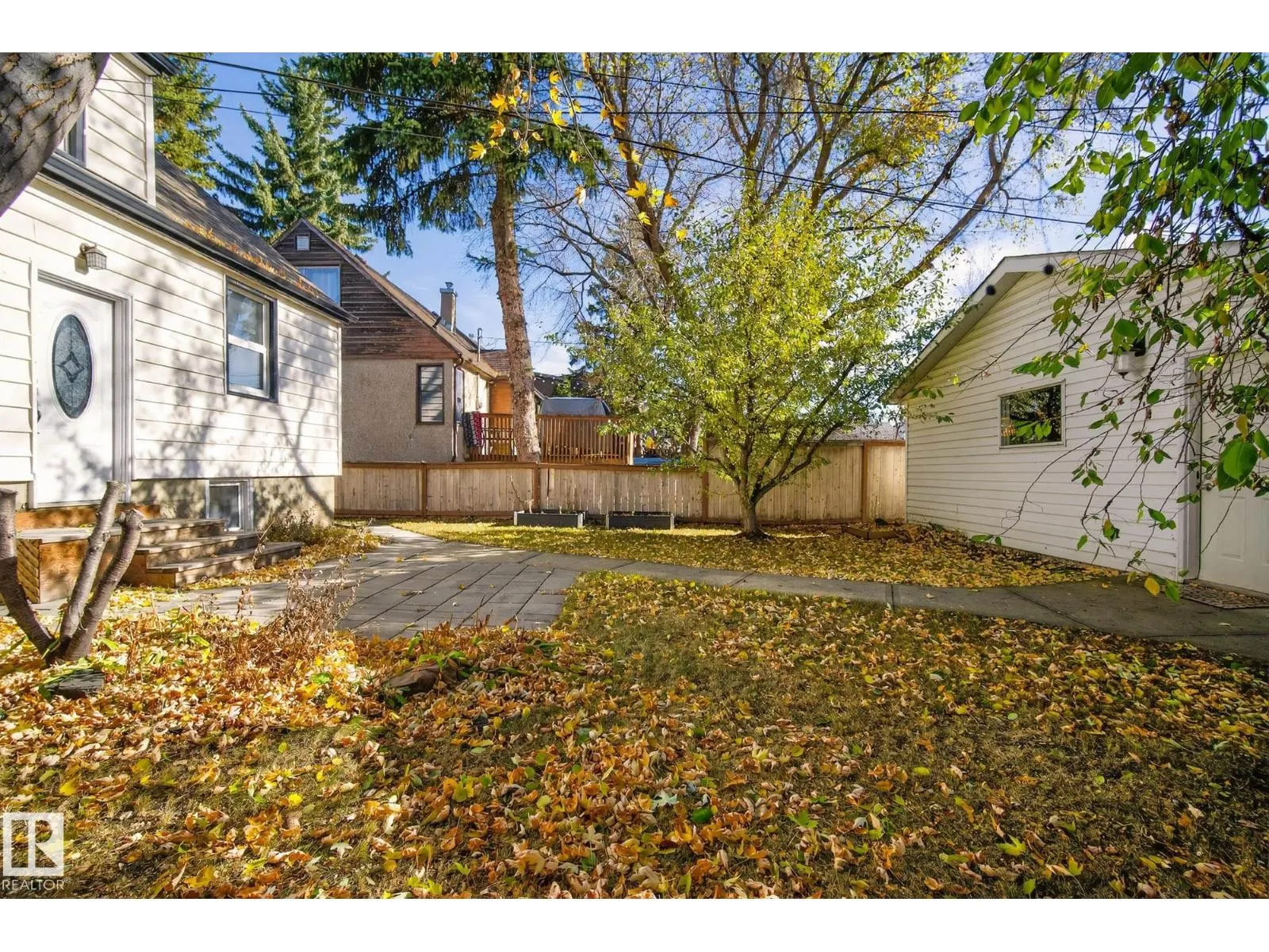 10915 67 AV NW