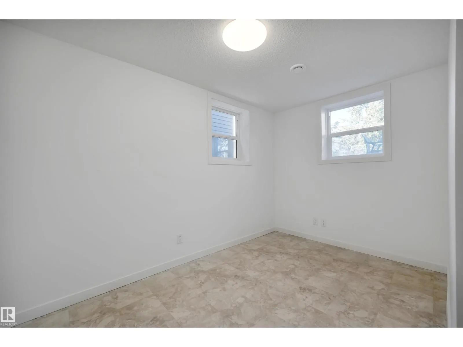 9304 71 AV NW