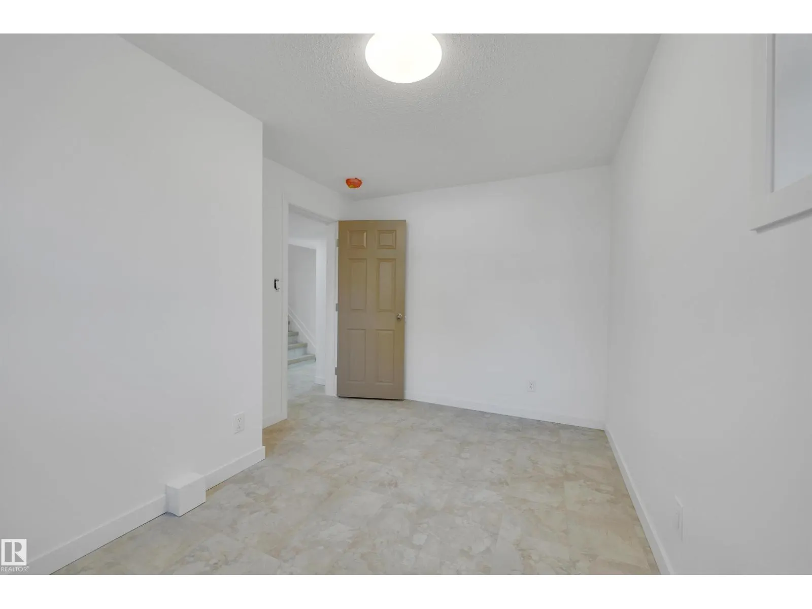 9304 71 AV NW