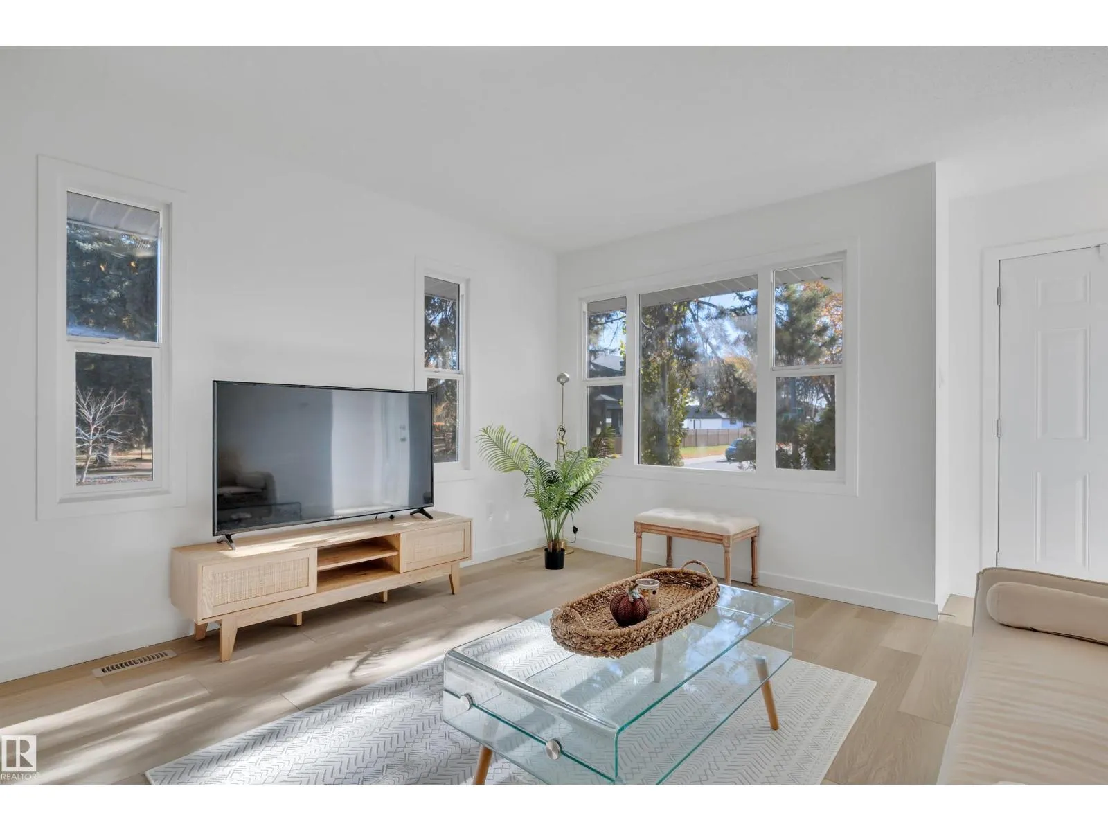 9304 71 AV NW