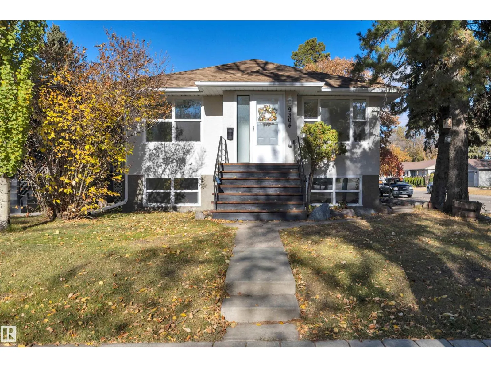 9304 71 AV NW