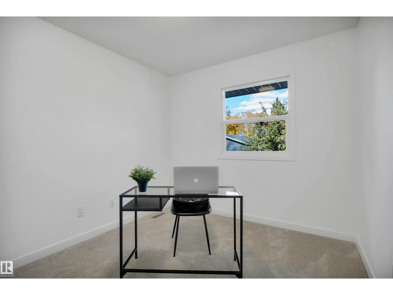 9304 71 AV NW