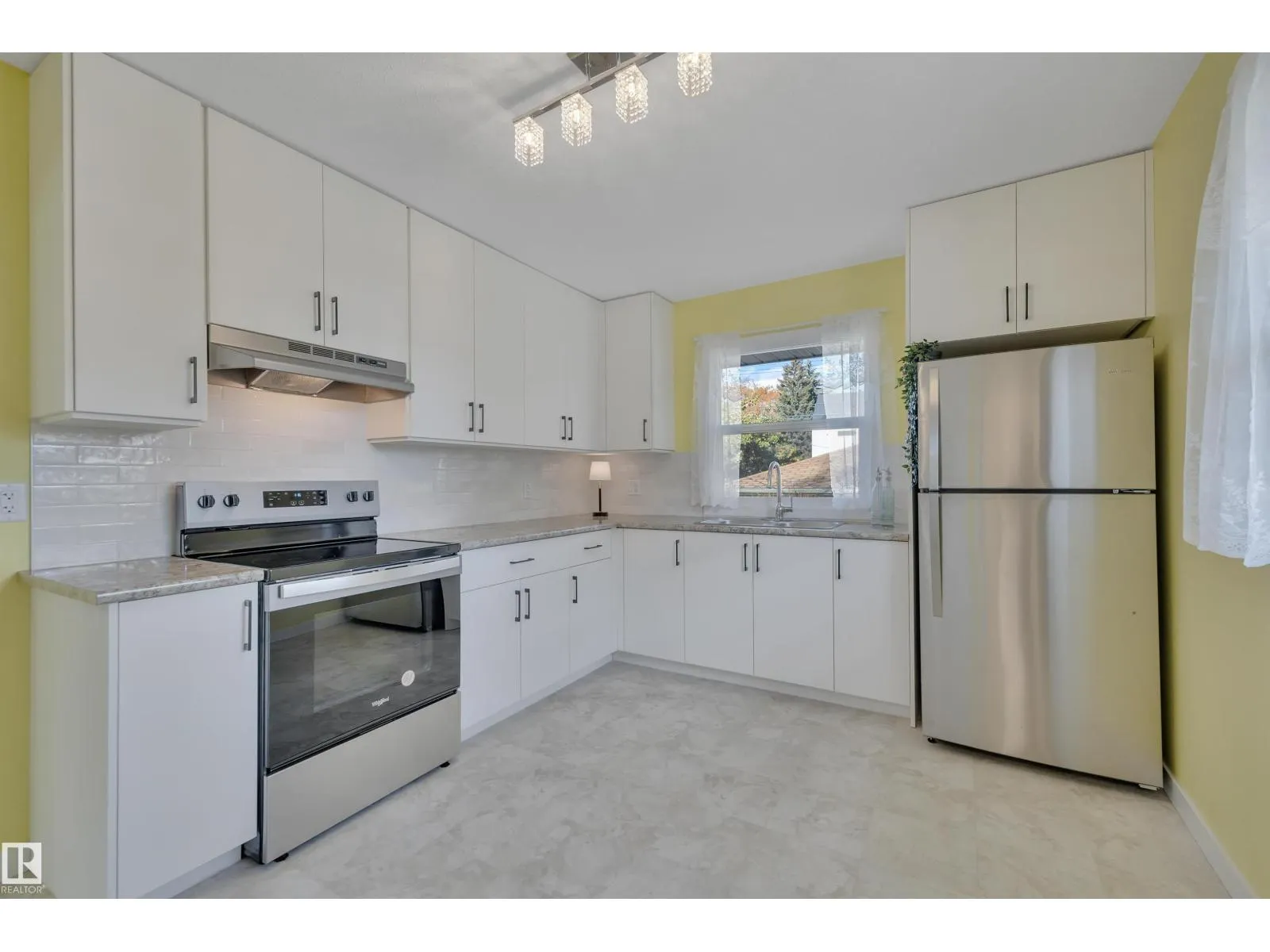 9304 71 AV NW