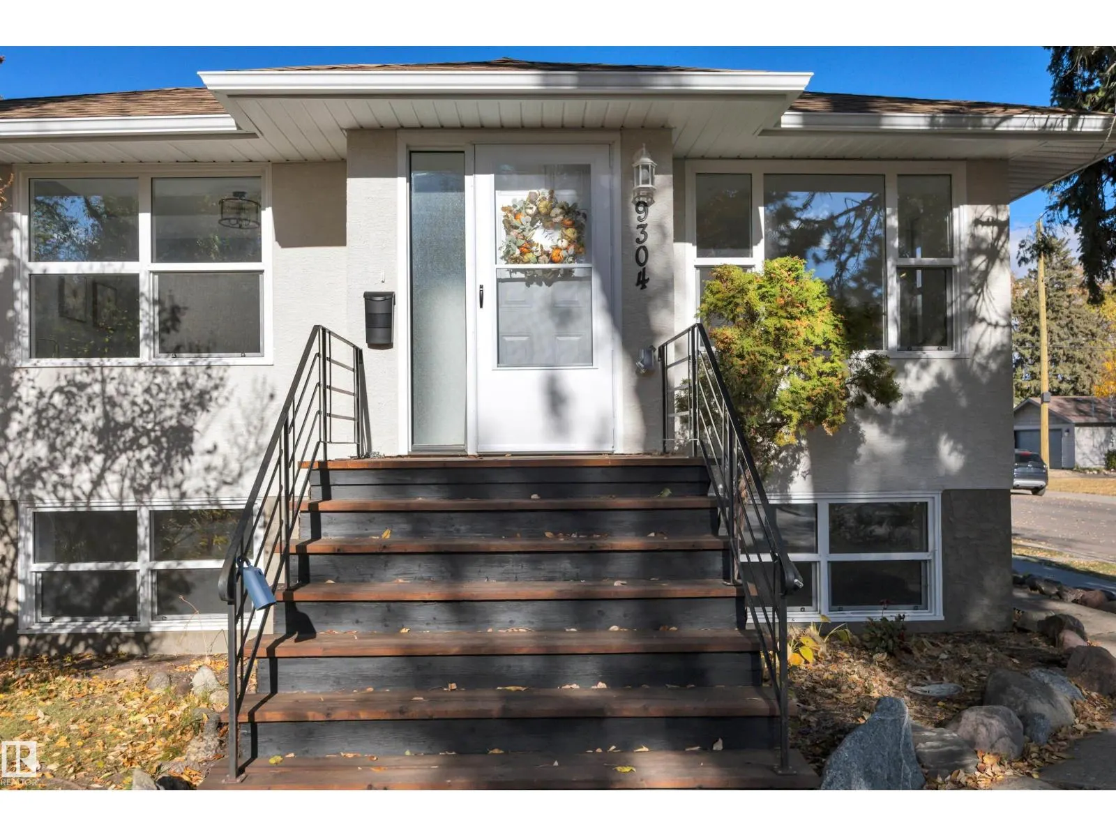 9304 71 AV NW