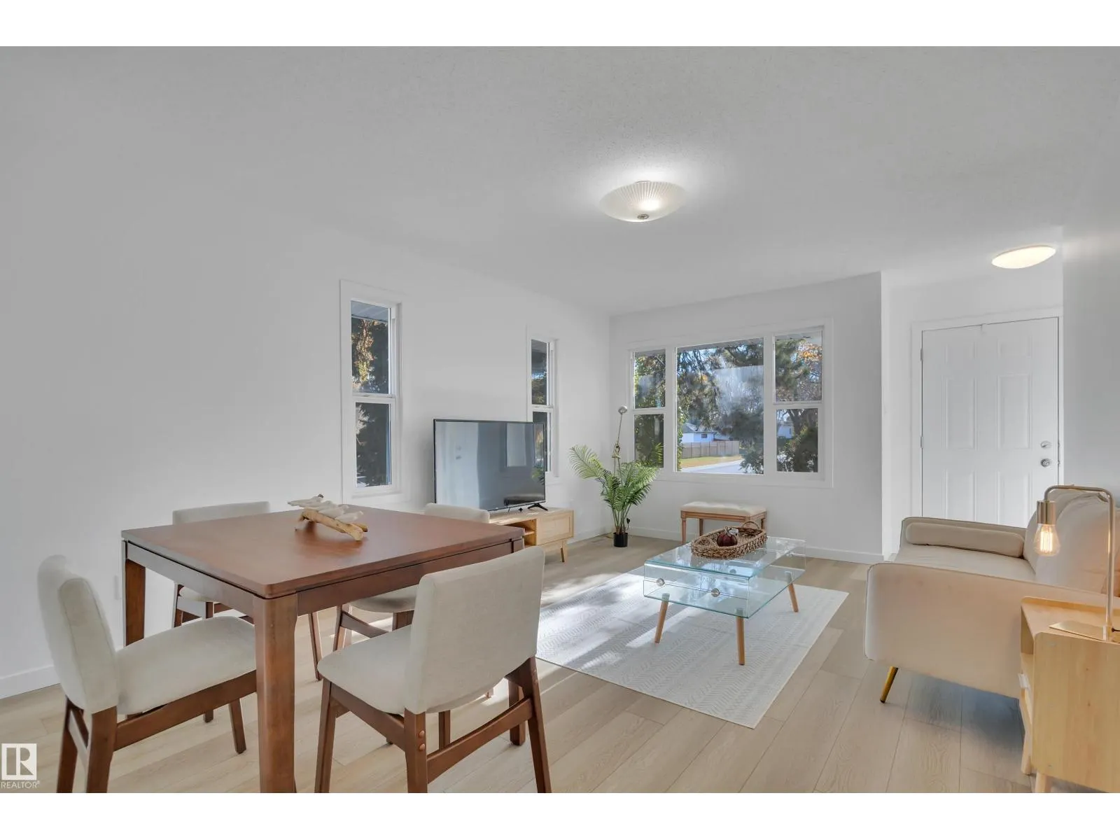 9304 71 AV NW