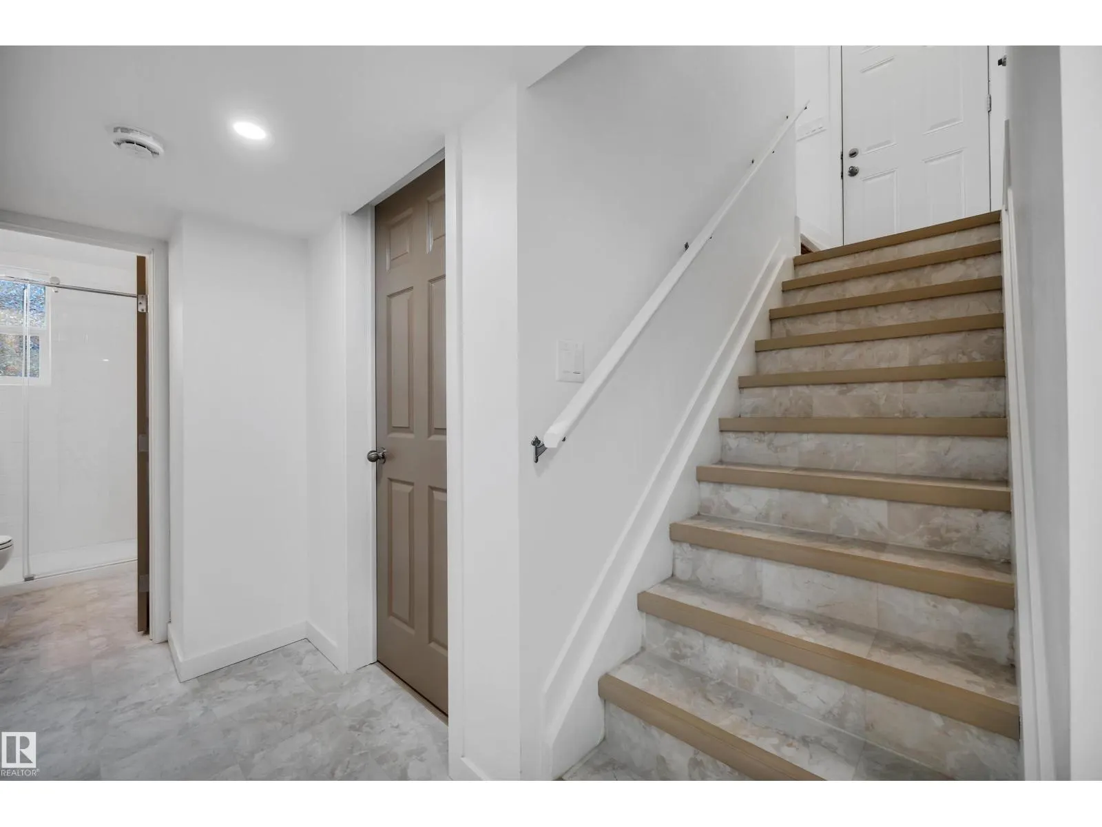 9304 71 AV NW