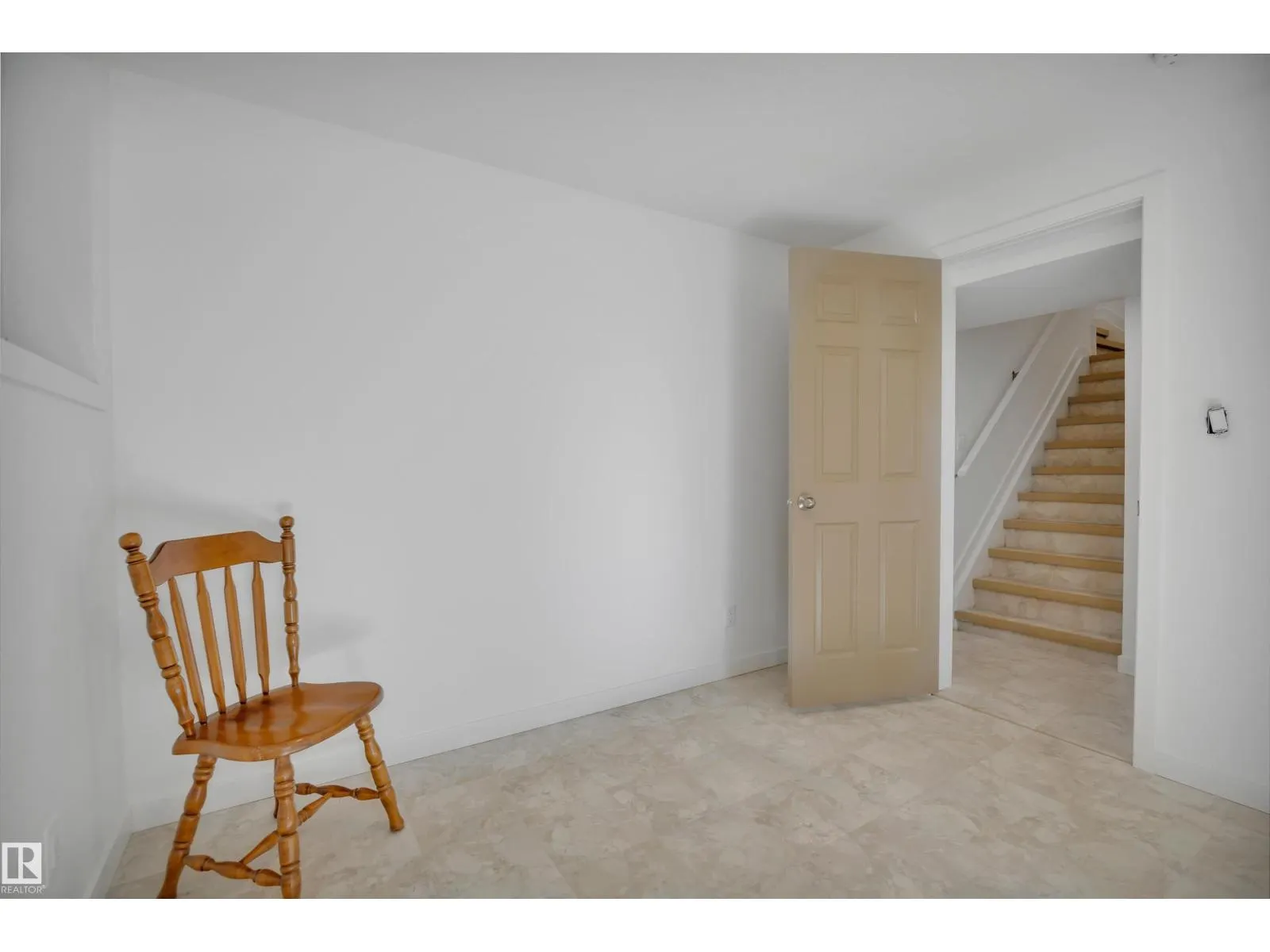 9304 71 AV NW