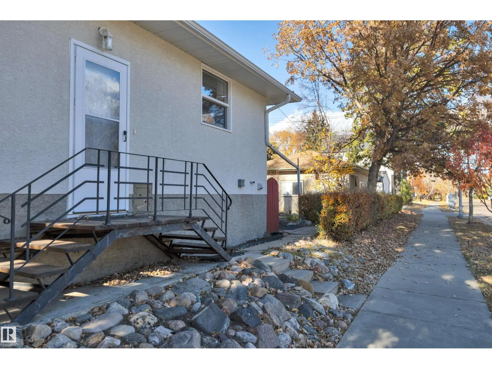 9304 71 AV NW