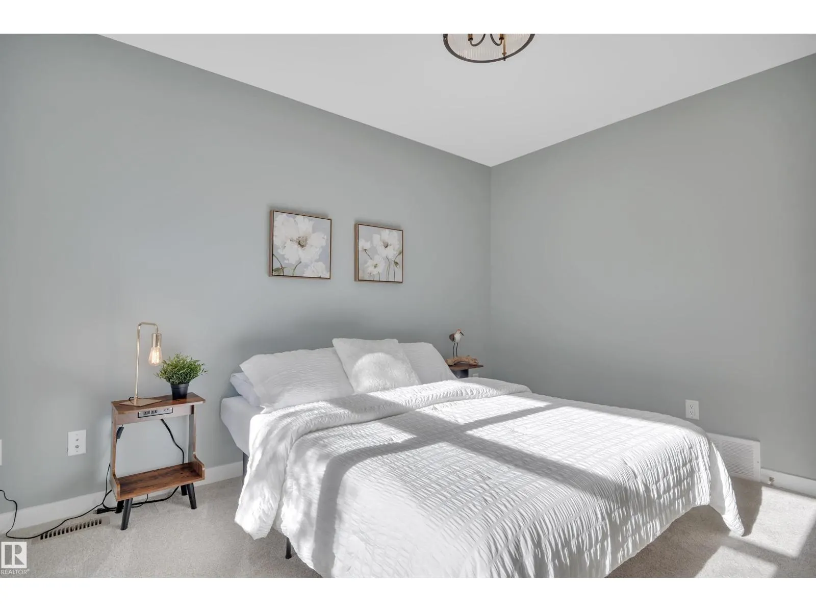 9304 71 AV NW