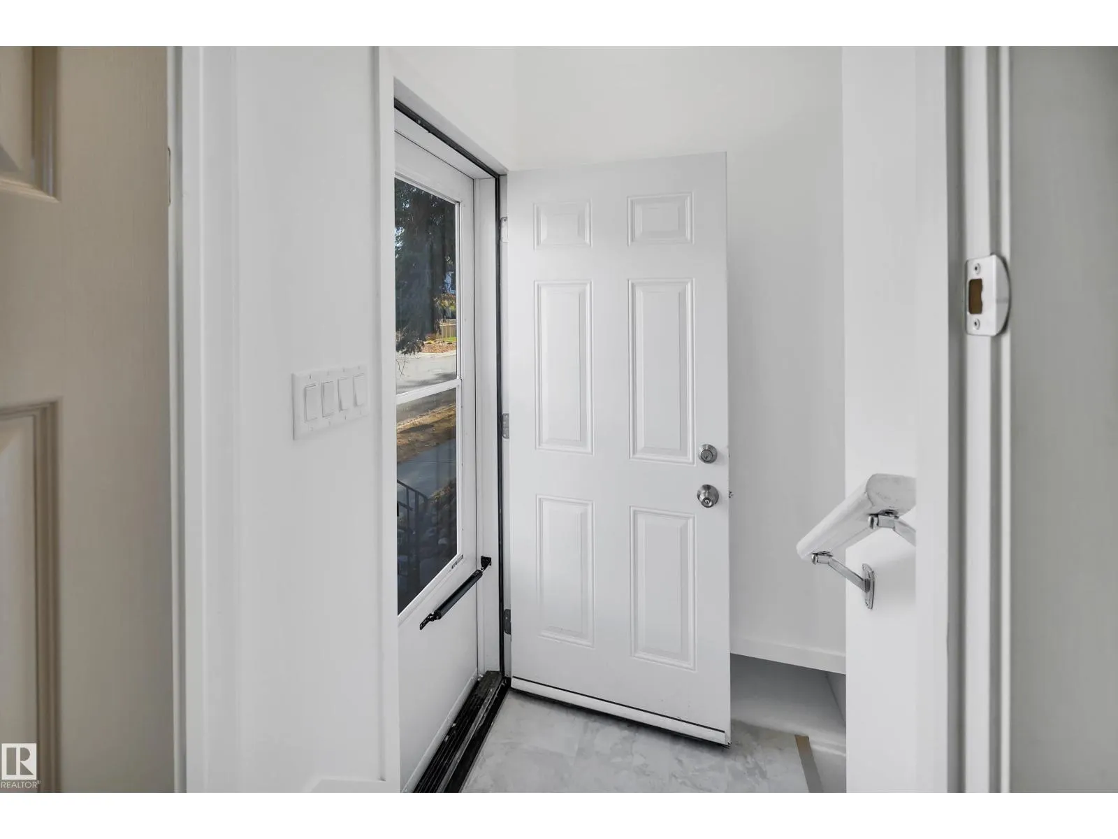 9304 71 AV NW