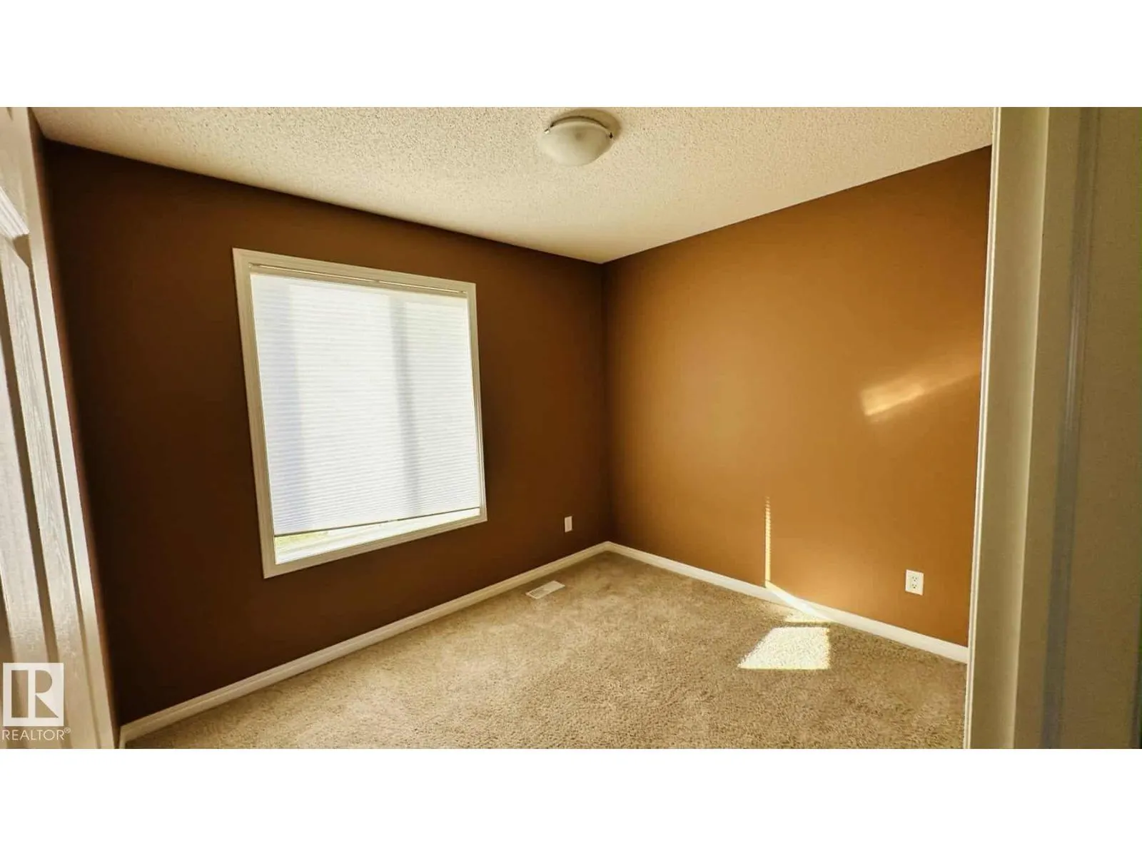7315 22 AV SW