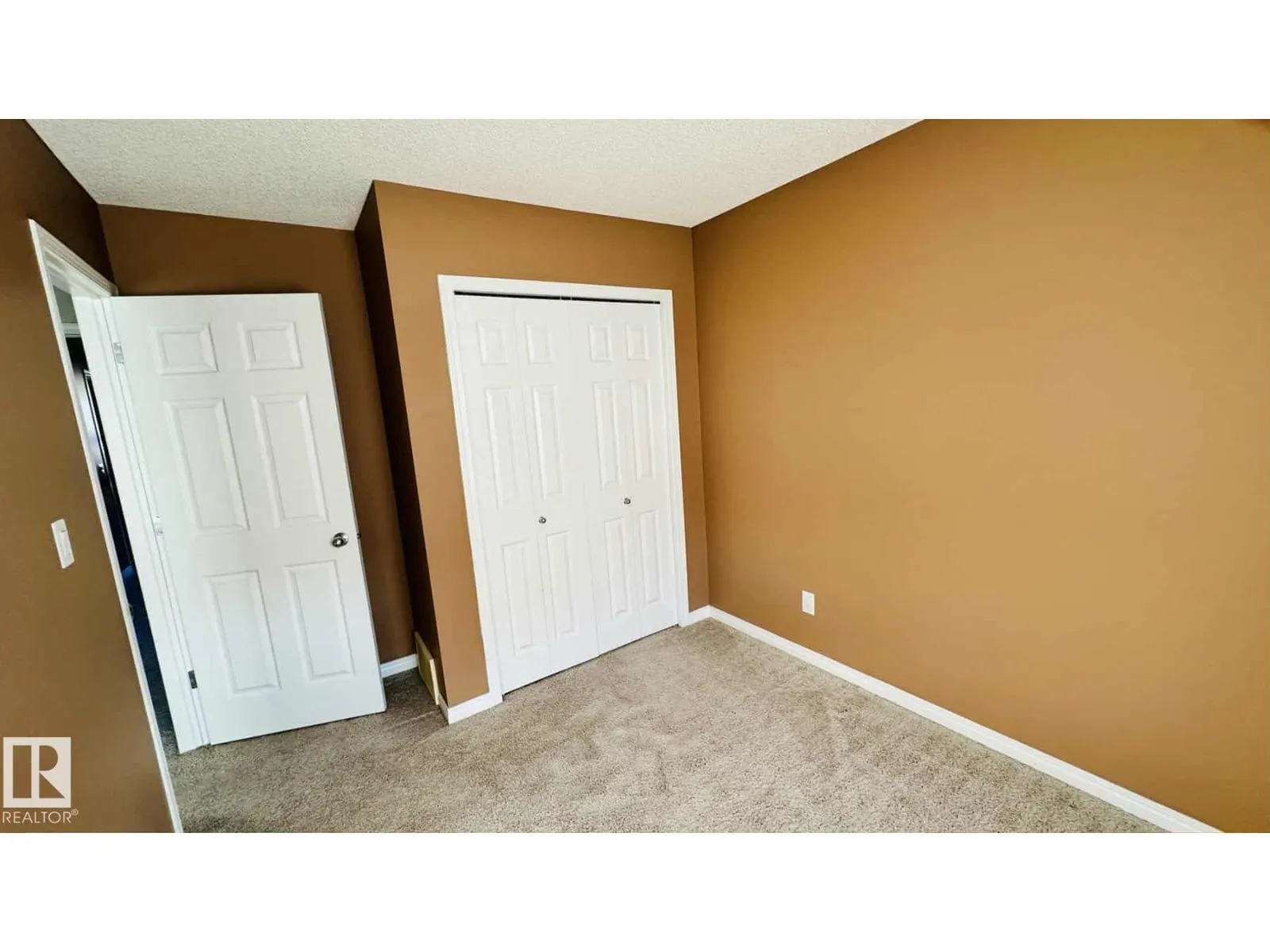 7315 22 AV SW