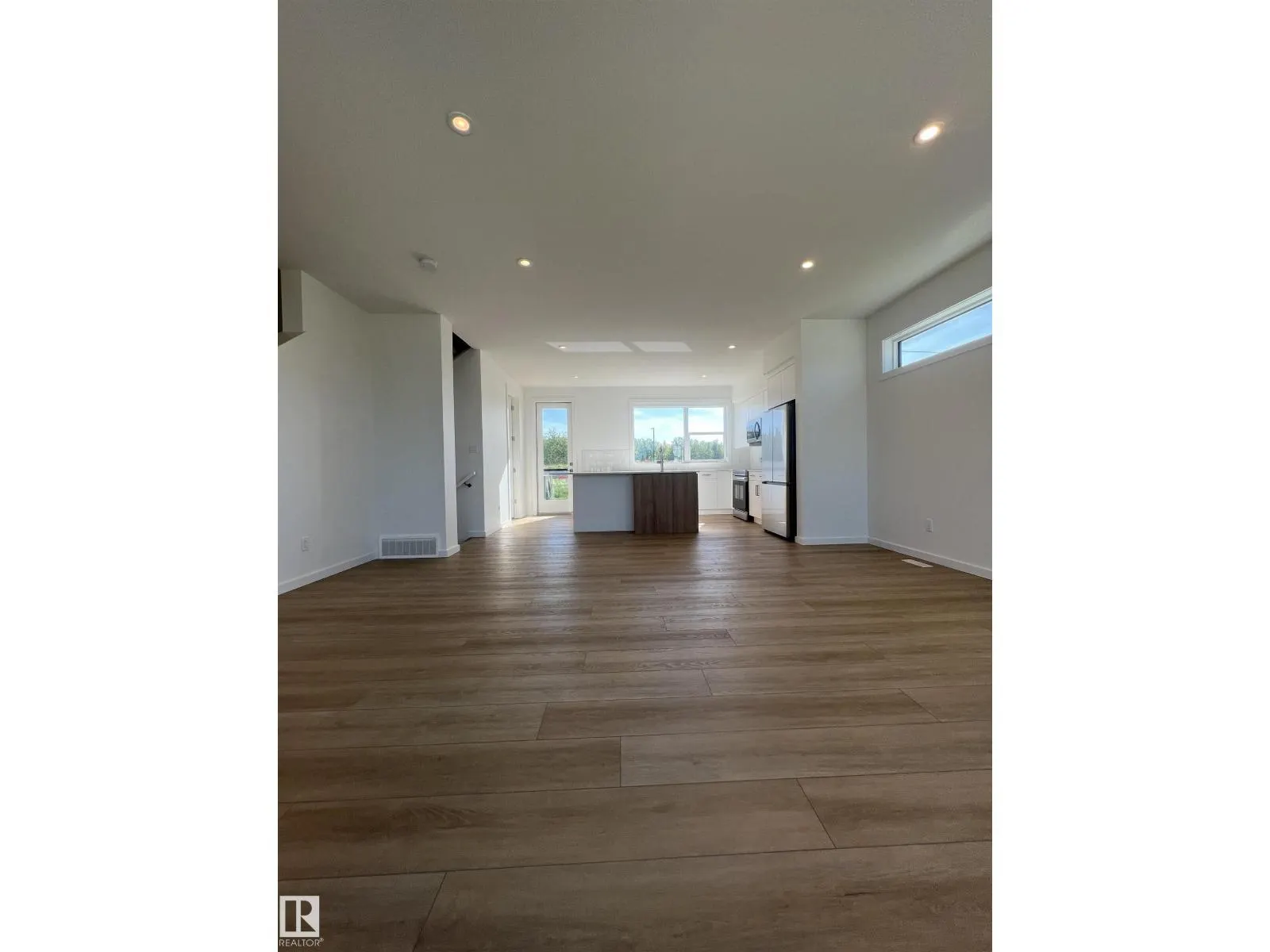 #4 5 RONDEAU DR