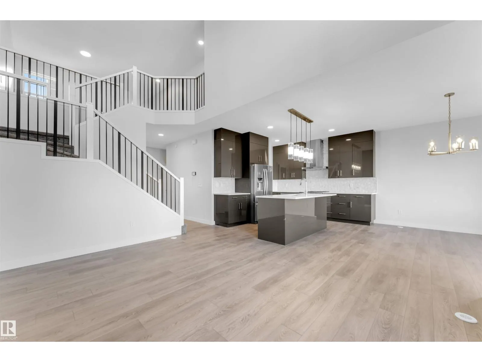 1524 11 AV NW
