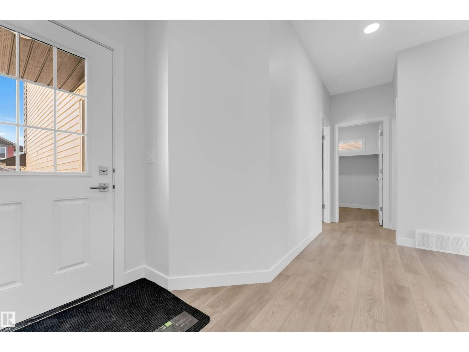 1524 11 AV NW